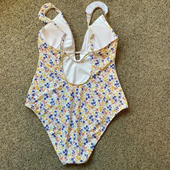 NWOT Women's XL/16 Ruffle Shoulder Plunge One Piece Swimsuit - Shade & Shore - Picture 6 of 8